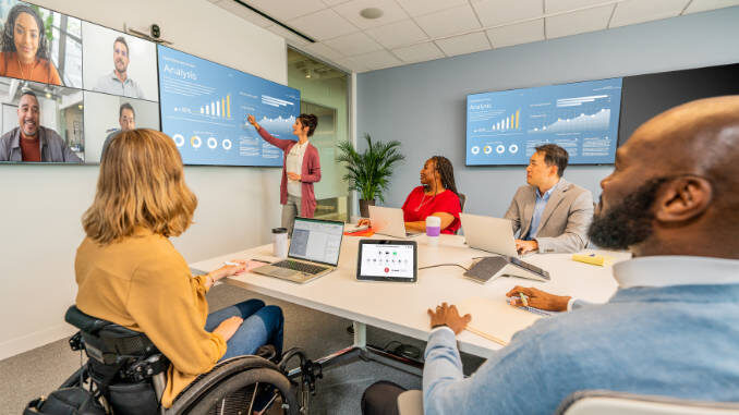 La nueva solución Poly TC10 es un dispositivo táctil de uso fácil e intuitivo que se incluye en las unidades de vídeo de la serie Poly Studio para salas de videoconferencia Zoom Rooms de todos los tamaños. Foto: Poly