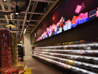La pantalla LED gigante de la serie Philips 7000 proporciona a la tienda una calidad de imagen y color muy brillante y nítida, lo que da vida a su marketing. Foto: PPDS