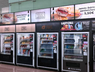 Cada uno de los nuevos puntos de vending Enrique Tomás instalados en el aeropuerto de Barcelona está equipado con entre una y cinco pantallas LCD de 50” de la marca iiyama gestionadas con el player de nsign.tv integrado. Foto: nsign.tv