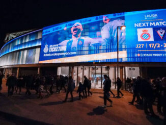 Esta pantalla LED transparente de más de 8 metros de altura y 22 metros de ancho, destaca por su tecnología de píxel pitch 16mm/32mm en formato de cortina LED para exteriores. Foto: LedDream Group