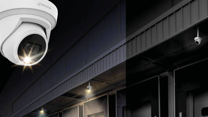 Las nuevas cámaras QNE-C9013RL y QNE-C8013RL incorporan luces LED blanca e infrarroja, eliminando la necesidad de fuentes de iluminación externas y reduciendo los costos asociados. Foto: Hanwha Vision