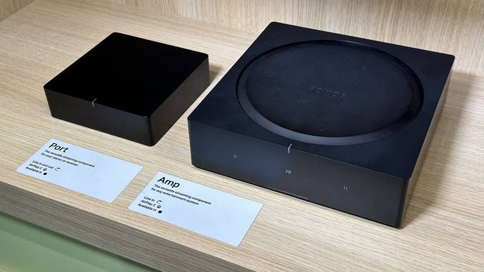 El Sonos Port (izq.) y el Sonos Amp (der.), elementos esenciales del sistema Sonos, permiten respectivamente transmitir el sonido de fuentes externas y transformar altavoces pasivos en un sistema de audio conectado y de alto rendimiento. Foto: SIM/PdG