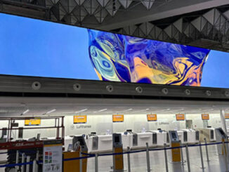 El aeropuerto de Frankfurt optó por módulos LED con un pixel pitch de 3.8 mm de la serie FE de Sharp/NEC, que se instalaron sobre estructuras de acero. Foto: Sharp/NEC Display Solutions