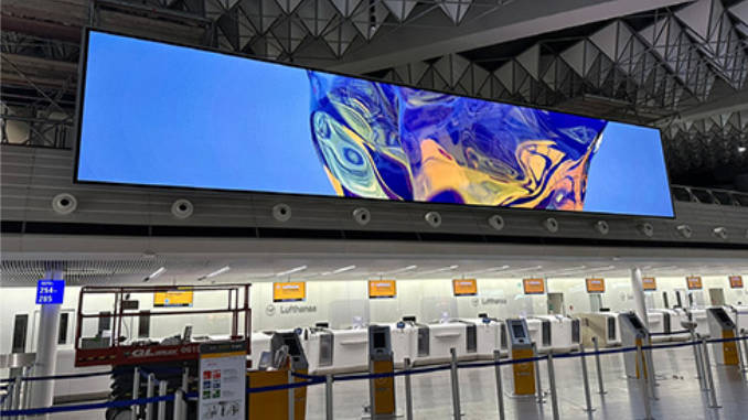 El aeropuerto de Frankfurt optó por módulos LED con un pixel pitch de 3.8 mm de la serie FE de Sharp/NEC, que se instalaron sobre estructuras de acero. Foto: Sharp/NEC Display Solutions