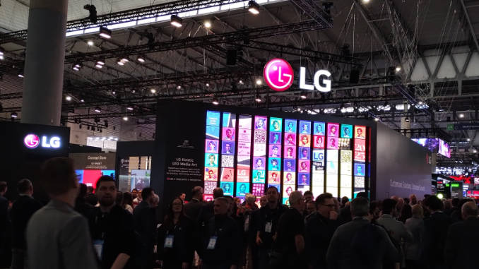 Como viene siendo habitual en cada edición, LG sorprendió a los visitantes de ISE, esta vez con su gran pantalla Kinetic LED, capaz de cambiar de forma y en la que se visualizaban contenidos generados en directo por los usuarios. Foto: JDC/SIMes