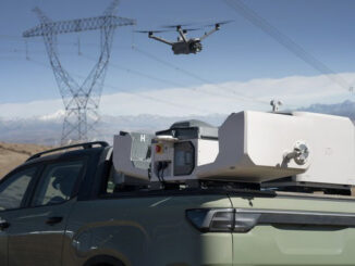 El DJI Dock 3 es una estación de acoplamiento autónoma diseñada para operaciones de seguridad remotas que ofrece resistencia a condiciones extremas, con un rango de temperatura operativa de -30°C a 50°C y certificación IP56 contra polvo y agua. Foto: DJI