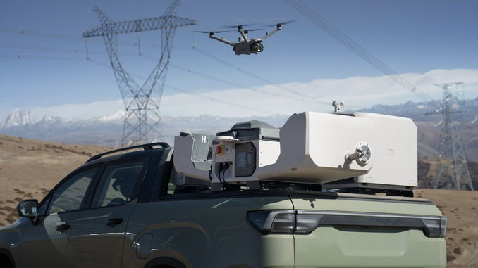El DJI Dock 3 es una estación de acoplamiento autónoma diseñada para operaciones de seguridad remotas que ofrece resistencia a condiciones extremas, con un rango de temperatura operativa de -30°C a 50°C y certificación IP56 contra polvo y agua. Foto: DJI