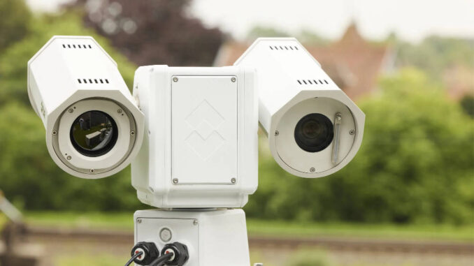Cámara FLIR PT AI SR: Sensor de doble espectro en una carcasa robusta. Diseñada para entornos exigentes, esta cámara combina visión térmica y resolución 4K con IA integrada. Foto: Flir