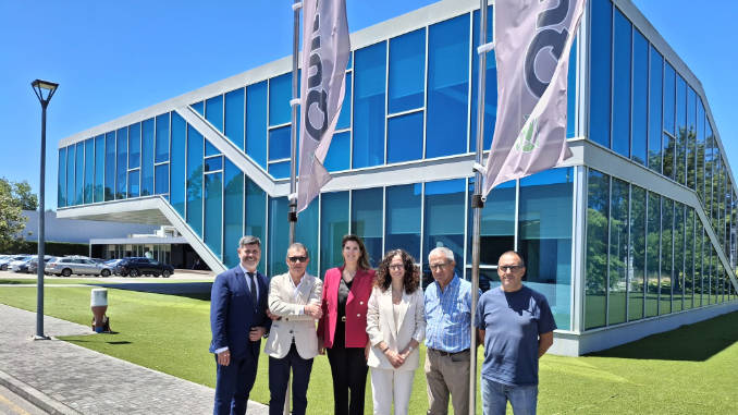 En la imagen, por parte de Quitérios, João Quitério, fundador (2º dcha.), José Quitério, CEO (2º izq.), Joana Quitério, Asistente CEO (3ª dcha.) y Vitor Quitério, Dir. producción (1º dcha.). Por parte de Legrand, Amélie Zegmout, CEO Legrand Iberia (3ª izq.) y Norberto Mendes, Dir. Gral. Legrand Portugal (1º izq.). Foto: Legrand