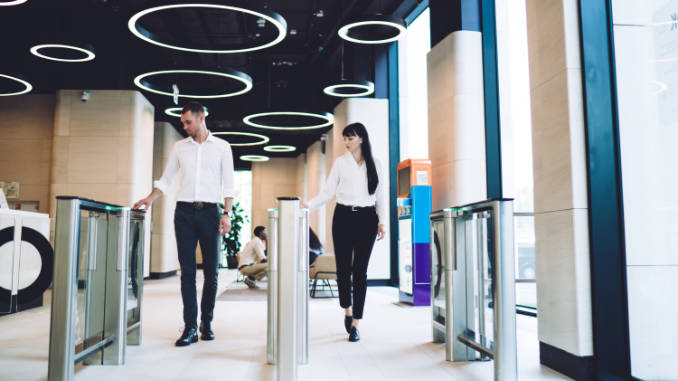 Genetec destaca los beneficios del control de acceso de nube híbrida para modernizar la seguridad. Foto: Genetec / Shutterstock