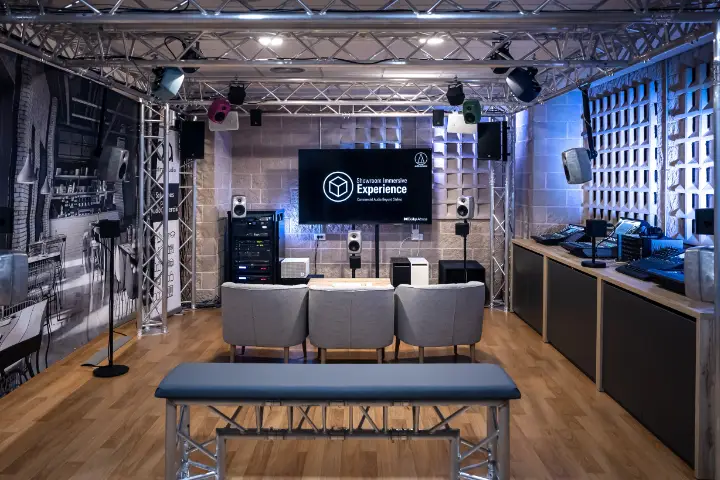 Con esta iniciativa estratégica, Audio-Technica se posiciona como la primera empresa en España en disponer de un entorno de demostración de audio inmersivo con tecnología Dolby Atmos, consolidando así su firme compromiso con la innovación, la formación especializada y la orientación técnica a los profesionales del sector audiovisual. Foto: Audio-Technica