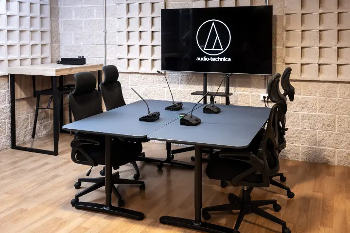 Con esta iniciativa estratégica, Audio-Technica se posiciona como la primera empresa en España en disponer de un entorno de demostración de audio inmersivo con tecnología Dolby Atmos, consolidando así su firme compromiso con la innovación, la formación especializada y la orientación técnica a los profesionales del sector audiovisual. Foto: Audio-Technica