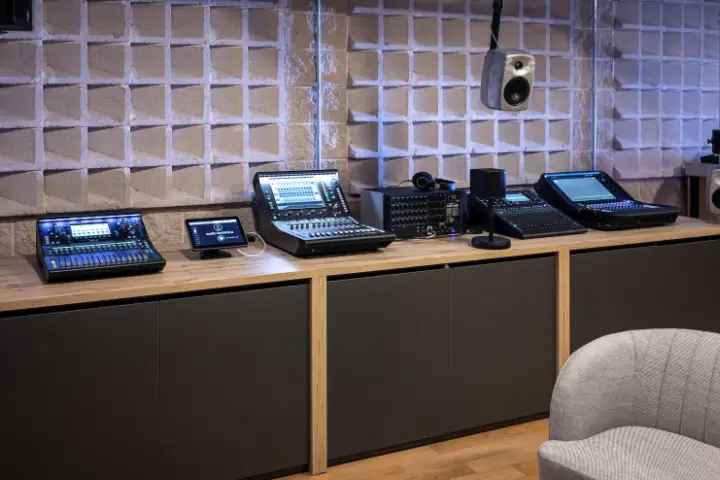 Con esta iniciativa estratégica, Audio-Technica se posiciona como la primera empresa en España en disponer de un entorno de demostración de audio inmersivo con tecnología Dolby Atmos, consolidando así su firme compromiso con la innovación, la formación especializada y la orientación técnica a los profesionales del sector audiovisual. Foto: Audio-Technica