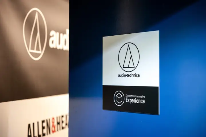 Con esta iniciativa estratégica, Audio-Technica se posiciona como la primera empresa en España en disponer de un entorno de demostración de audio inmersivo con tecnología Dolby Atmos, consolidando así su firme compromiso con la innovación, la formación especializada y la orientación técnica a los profesionales del sector audiovisual. Foto: Audio-Technica
