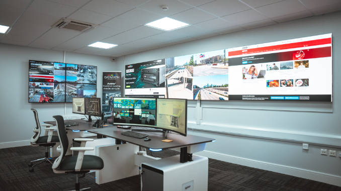 Datapath ha contado con la tecnología de Absen, B-Tech AV Mounts y SPF Consoles para mostrar una solución integral de sala de control. Foto: Datapath