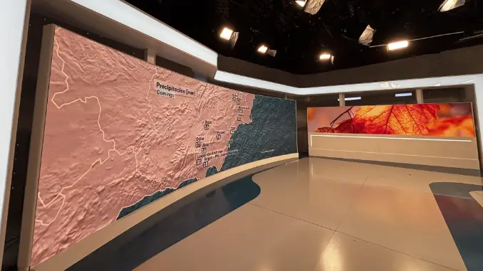 La instalación está compuesta por una pantalla curva principal de 7 x 2 metros y una segunda pantalla de 9 x 1 metro. Foto: Alfalite