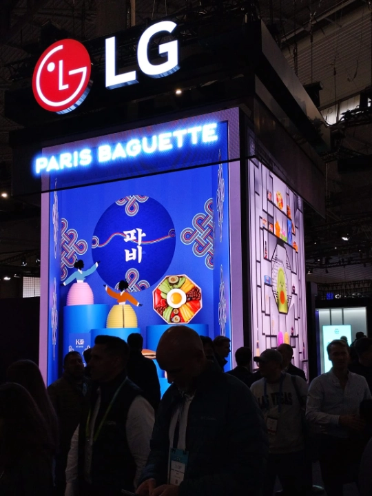 En la entrada del stand, los visitantes podían descubrir la cascada interactiva que combinaba una torre LED de tres lados y con pantallas LED Transparent Mesh con un pixel ultrafino de 4,2mm. Foto: SIM/JDC