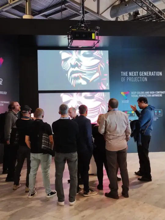 Muchos integradores y profesionales se acercaran a stand de Panasonic para conocer el PT-HTQ20. Foto: SIM/JDC