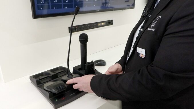 La solución inalámbrica DECT de Audio-Technica, presentada en ISE 2026, incluye diversos tipos de micrófonos y estaciones de carga interconectables. Foto: SIM/captura de pantalla